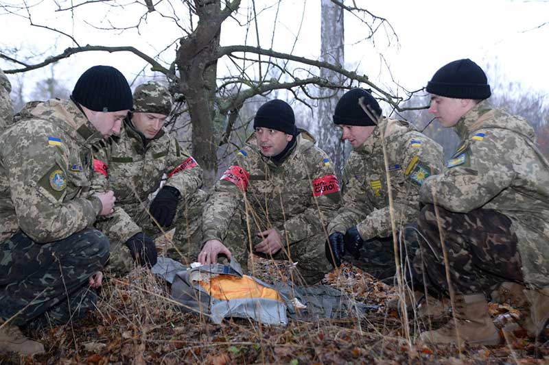 Курсанты Харьковского университета Воздушных Сил учатся выживать на местности