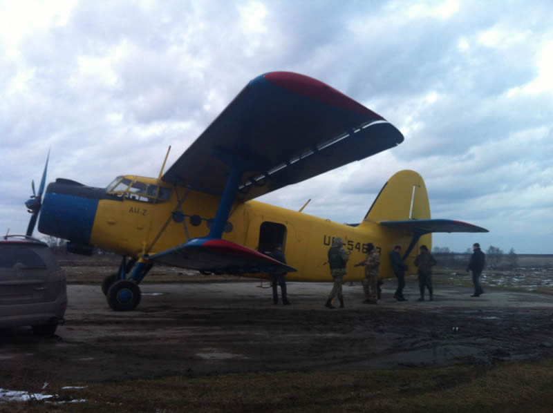 Самолет Ан-2, на котором в Польшу переправляли крупную партию контрабандных сигарет, пограничники задержали в Тернопольской области