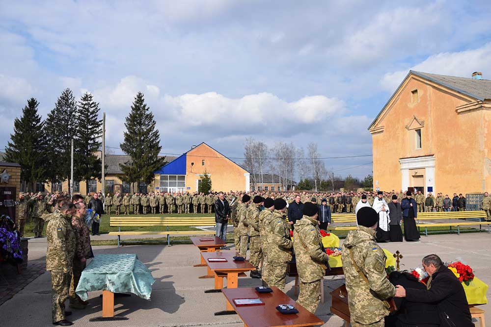 Вертолетчики Полтавщины в последний путь провели экипаж вертолета Ми-2, потерпевшего катастрофу в районе АТО