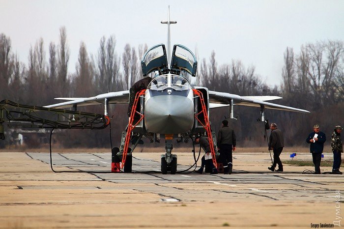 Воздушным силам Украины передали модернизированный бомбардировщик Су-24М