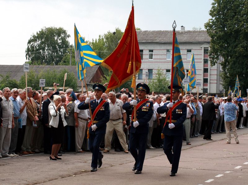 Свыше 1500 выпускников Черниговского высшего военного авиационного училища летчиков отметили 60-ление учебного заведения