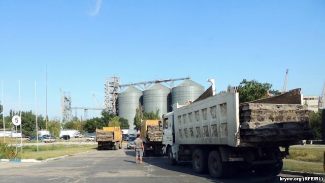 В Крыму разбирают взлетную полосу Багеровского аэропорта, бетонные плиты вывозят в Россию