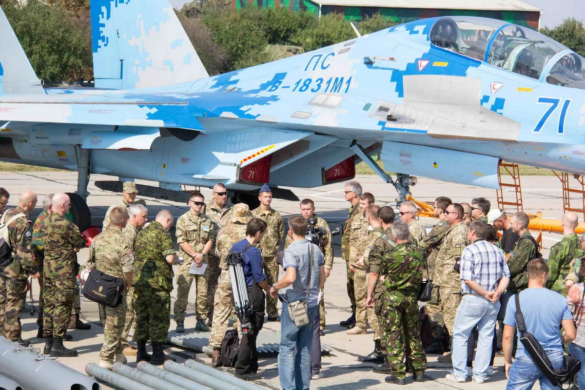 Украинские летчики показали свое мастерство делегации стран-членов ОБСЕ. 